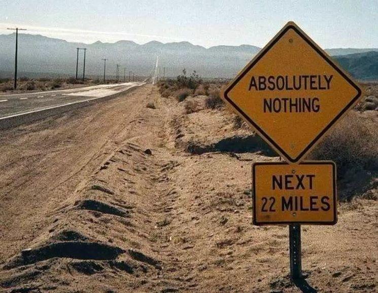 panneau de signalisation routière australien représentant un losange jaune avec écriture absolutely nothing