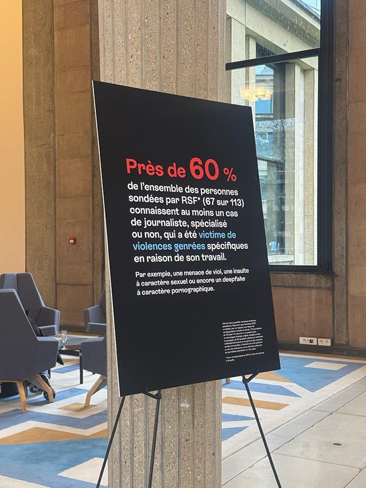 Un panneau de l'exposition “Journalisme à l’ère de Metoo” de Reporters Sans Frontières