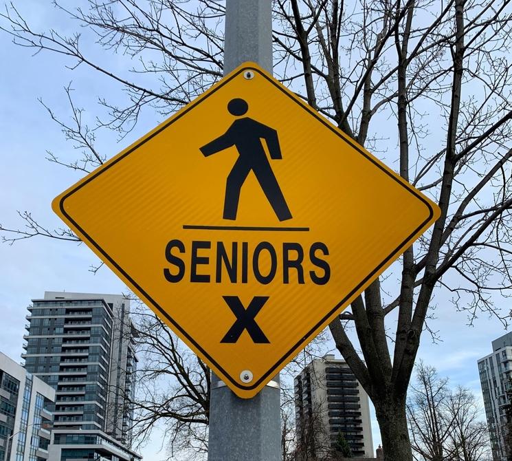 panneau de signalisation pour les seniors