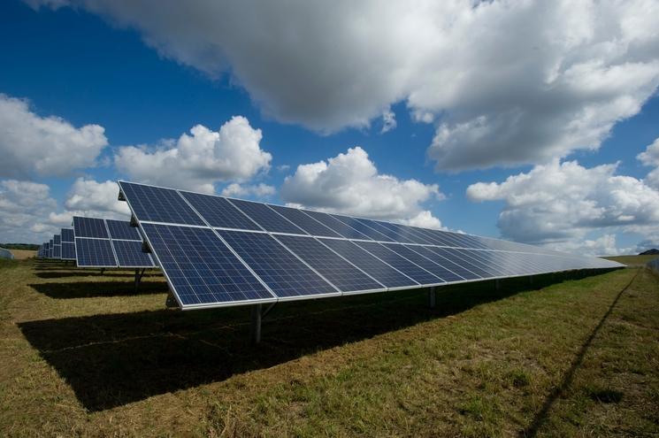 les panneaux solaires sont installés dans un parc 