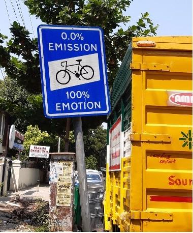 Un panneau indiquant une piste cyclable inexistante en Inde