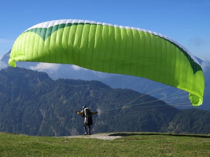 un parapente dans la montagne espagnole