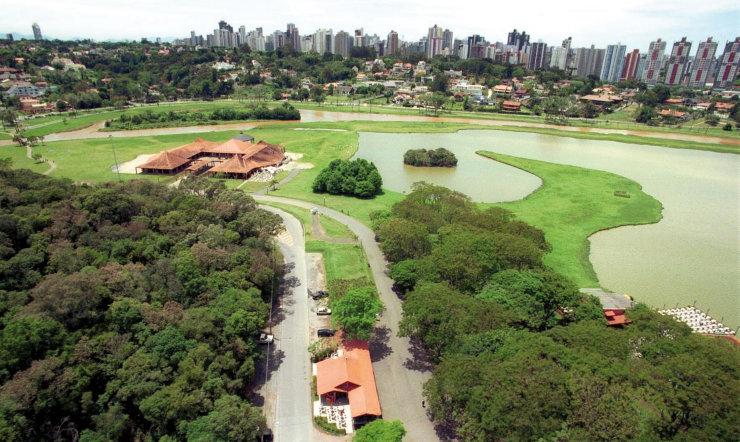 Parc Barigui à Curitiba au Brésil sous la montée des eaux