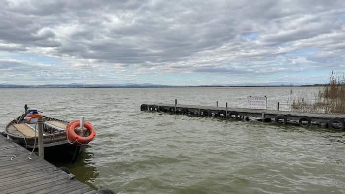 une barque amarrée au bord du lac de l'Albufera