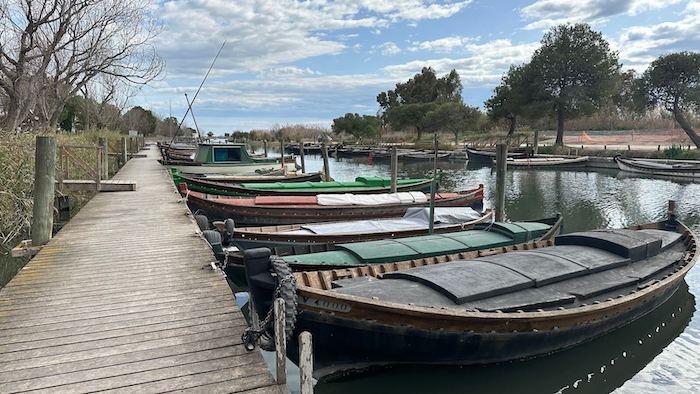 Le petit port de catarroja dans l'abufera avec des barques à quai