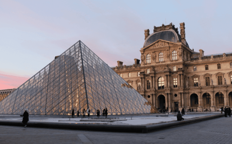 La pyramide du Louvre, à Paris, où les loyers sont parmi les plus chers d'Europe en 2023