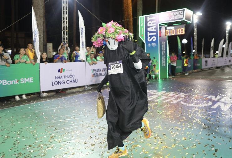 Participants du marathon avec des deguisements au Vietnam