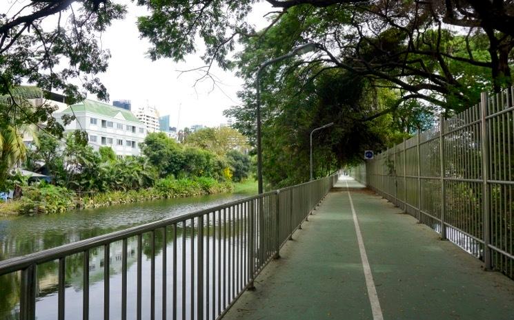 Vue de la passerelle entre les parcs de Lumphini et Benjakkiti a Bangkok