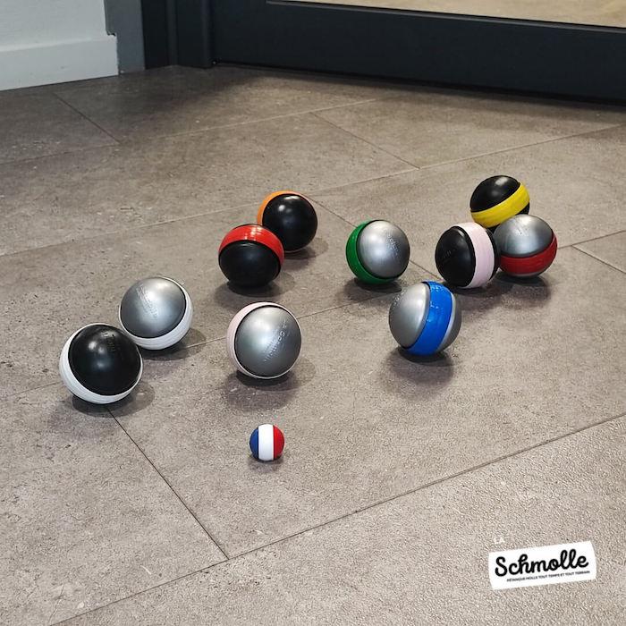 des pétanques molles La Schmolle sur un terrain avec un cochonet aux couleurs de la France