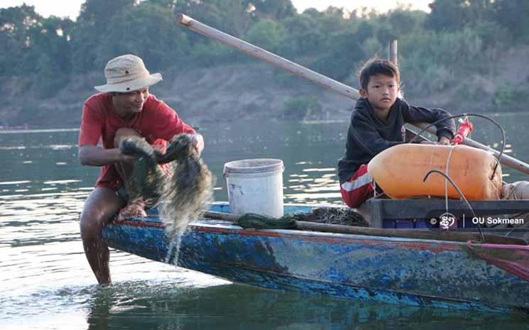 pecheurs cambodgiens sur un bateau copy 9_0.jpg 