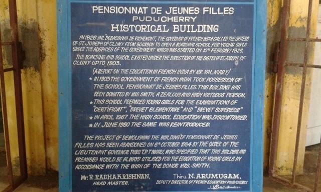 Plaque indiquant l'histoire du pensionnat de jeunes filles de Pondichery