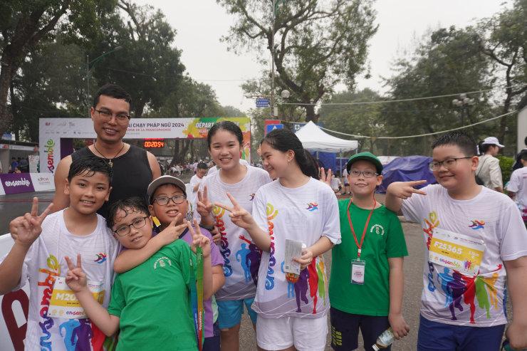 Un père sportif et ses enfants qui apprennent le français à l'école primaire vietnamienne