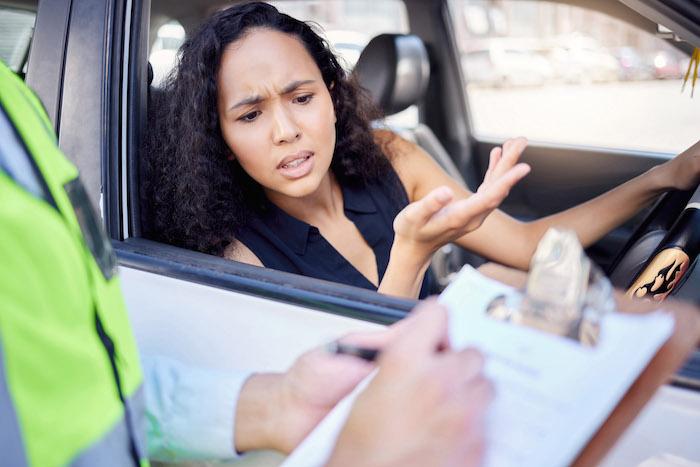 une femme reçoit une amende de la garde civile espagnole