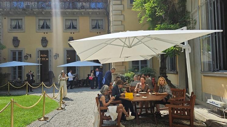 personnes assises dans un jardin