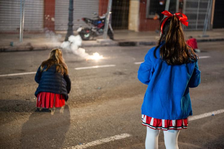 deux filles en train d'allumer des pétards dans la rue 