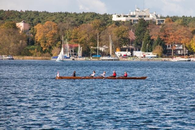 photo de Wannsee, focus sur un groupe de personnes sur un bateau.