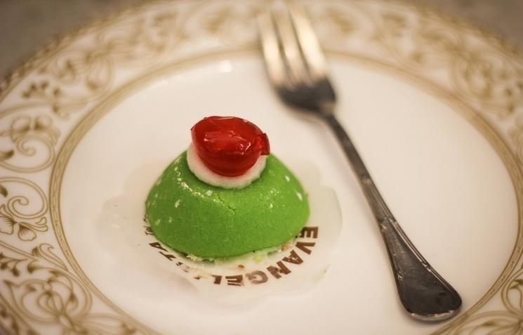 petite cassata dans une assiette avec fourchette