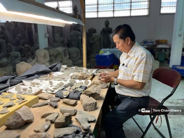 Des milliers de fragments de la statue trouvés dans et autour du temple de Krahom sur le site archéologique de Koh Ker ont dû être étudiés pour reconstruire la statue. Photo : Torn Chanritheara