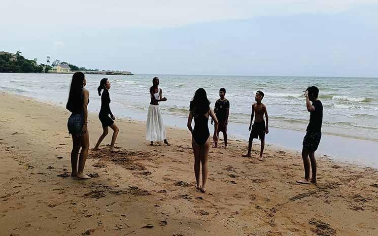 enfant aefc sur la plage