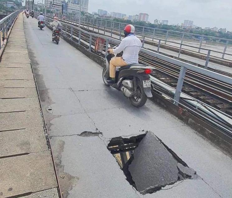 Surface du pont Long Bien s'est effondrée dans la rivière