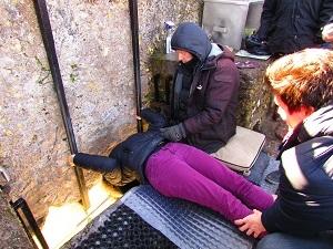 personne qui embrasse la pierre du Blarney Castle