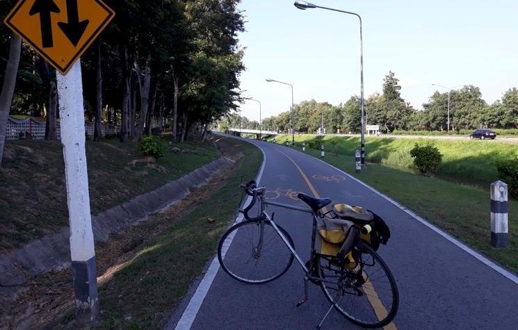 piste cyclable à deux voies à chiang mai