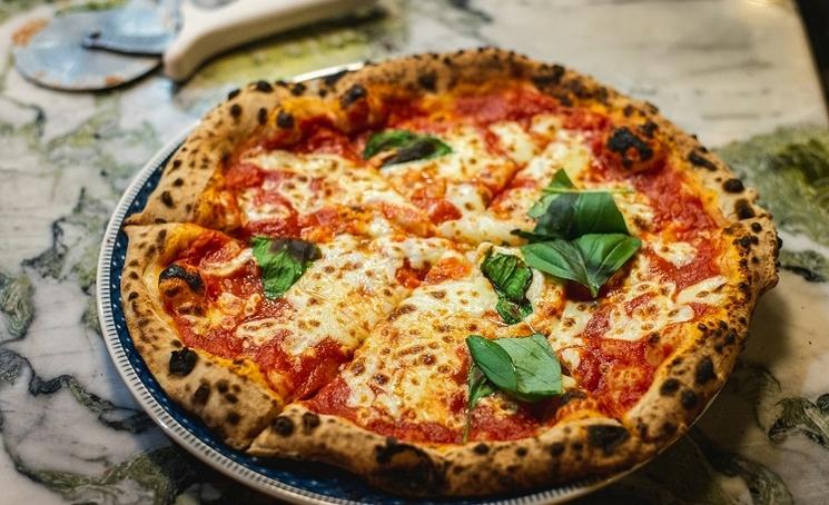 pizza ronde margherita à la tomate et fromage dans une assiette