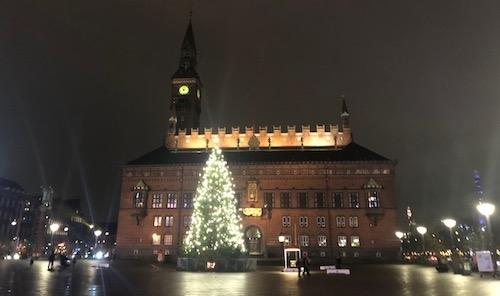 La place de l'hôtel de ville de Copenhague avec son sapin de Noël 