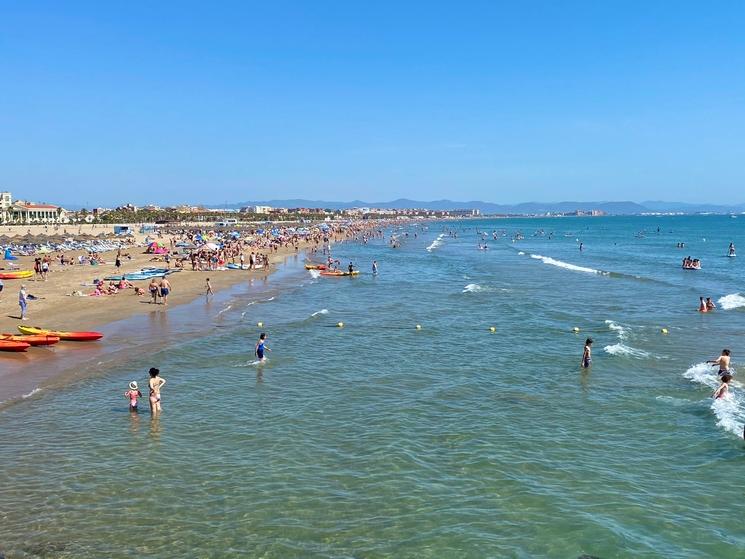 la plage du cabanyal avec des baigneurs