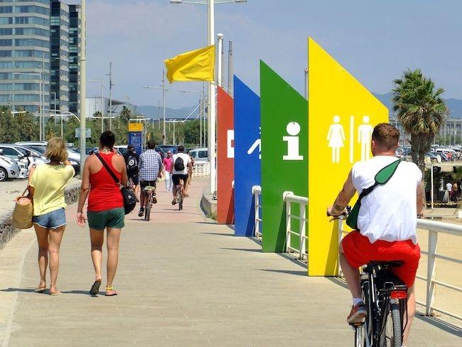 des passants se promènent sur la promenade le long de la mer