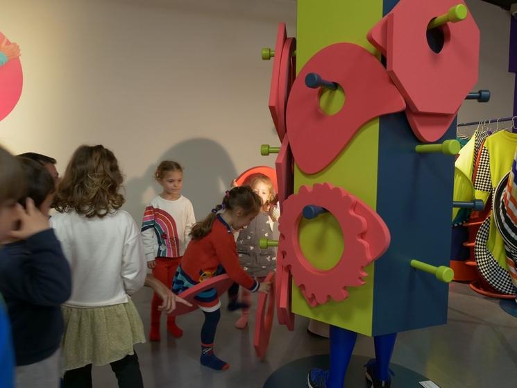 Le Centre Pompidou Málaga présente dansl'Espace Jeune, “It's Playtime!', un nouvel atelier d'exposition imaginé par Guda Koster qui invite à entrer dans un univers ludique et énigmatique, avec sept sculptures-jeu qui offrent des possibilités infinies d'interaction