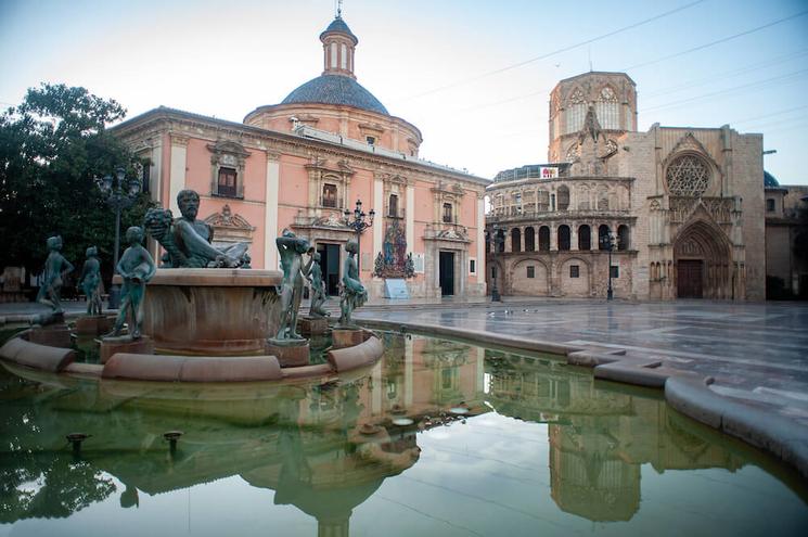 Une fontaine et deux monuments derrière