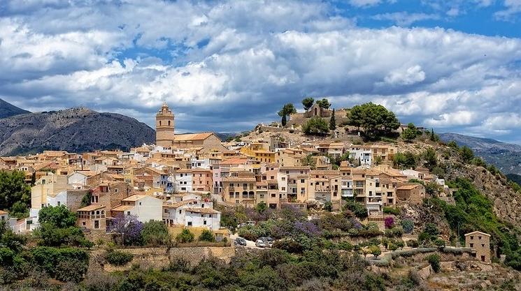 un village sur une colline