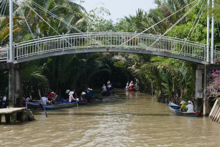 Pont et balade sur les bateaux