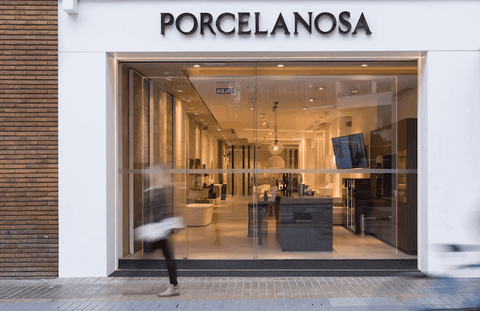 la devanture d'un magasin Porcelanosa