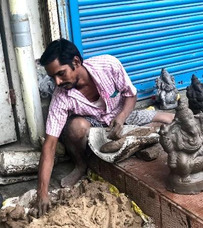 un potier fabriquant des statuettes de Ganesh