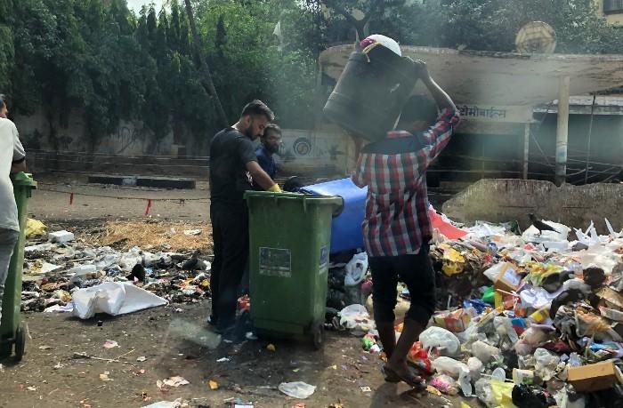 Des poubelles qui débordent dans la rue à Bombay