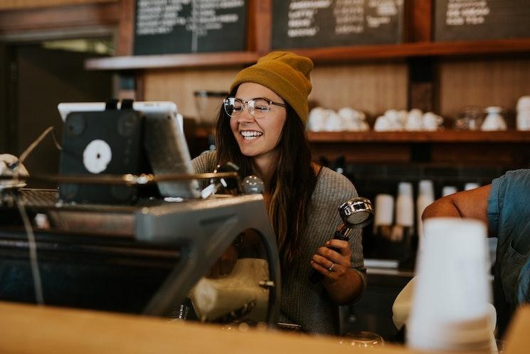 Une serveuse dans un bar à Montréal, au Québec, où il faut laisser un pourboire