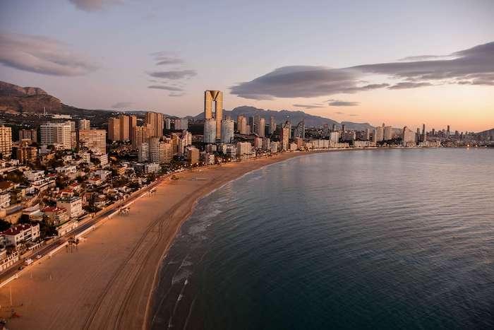 La baie de Benidorm avec la mer