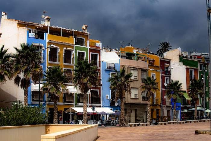 des façades colorées de maisons à Villajoyosa