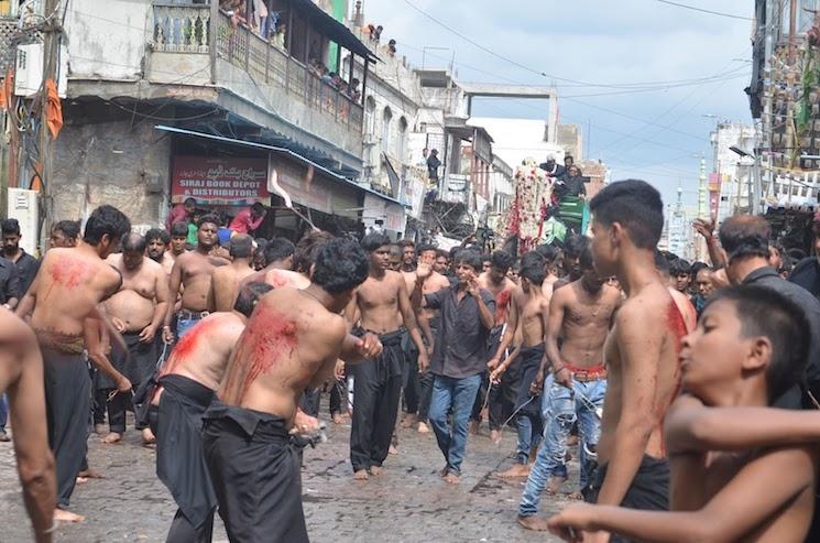 Des musulmans s'autoflagellent lors d'une procession pour Muharram à Hyderabad