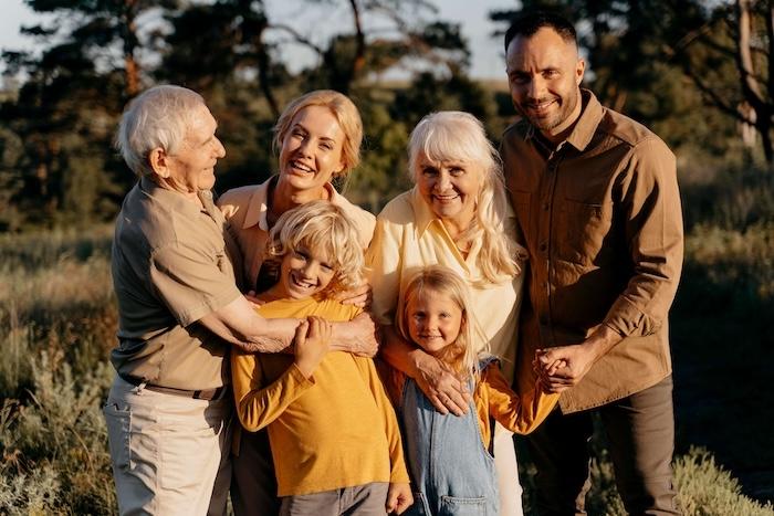 famille posant ensemble