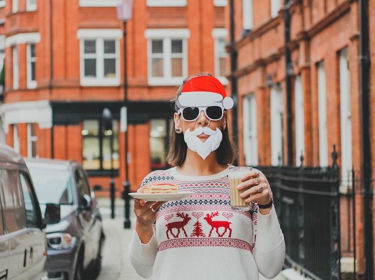 Une dame avec un pull de Noël