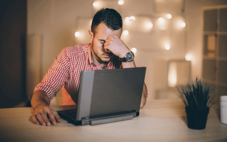 Un homme fatiguée au travail, pensant au quiet quitting