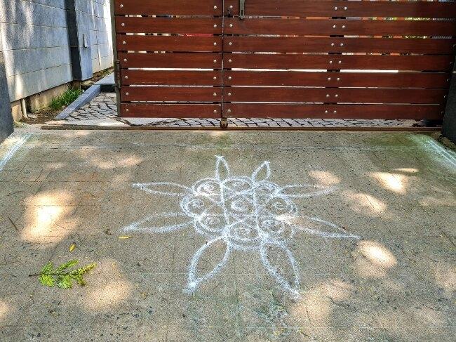 Rangoli devant une maison. Photo : Rachel Matalon