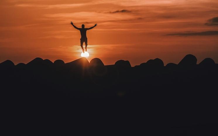 un jeune saute en l'air et prend des risques dans la vie 