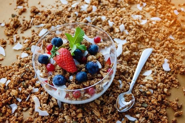 Granola maison accompagné de yaourt et de fruits rouges