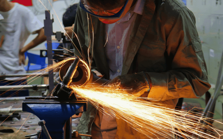 ouvrier qui travaille dans une usine délocalisée