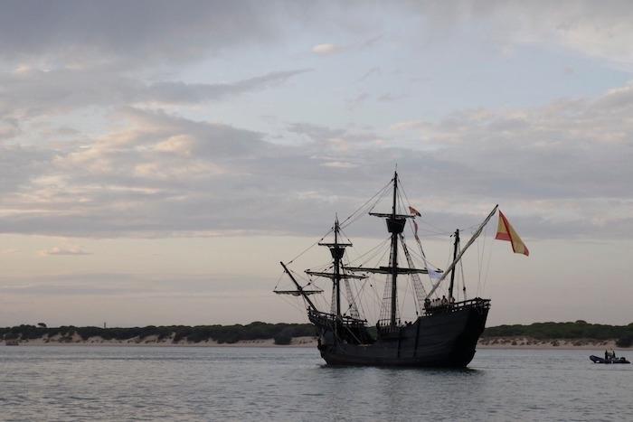 replique de la nao-victoria devant les plages de doñana