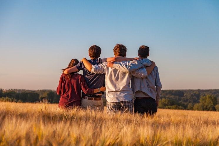 Des amis se retrouvant en France